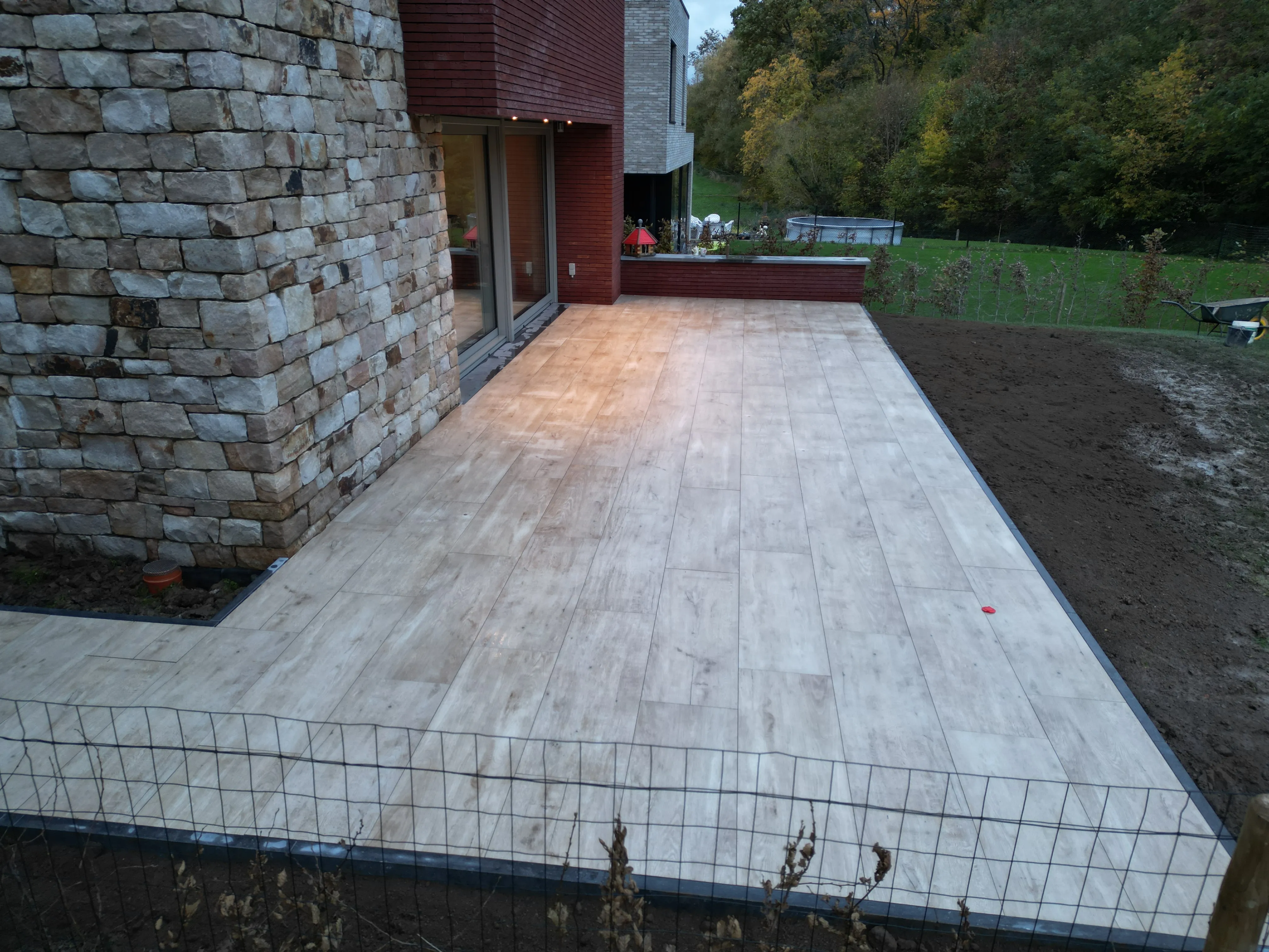 Création d'une terrasse en carrelage céramique à Montzen - Pavage