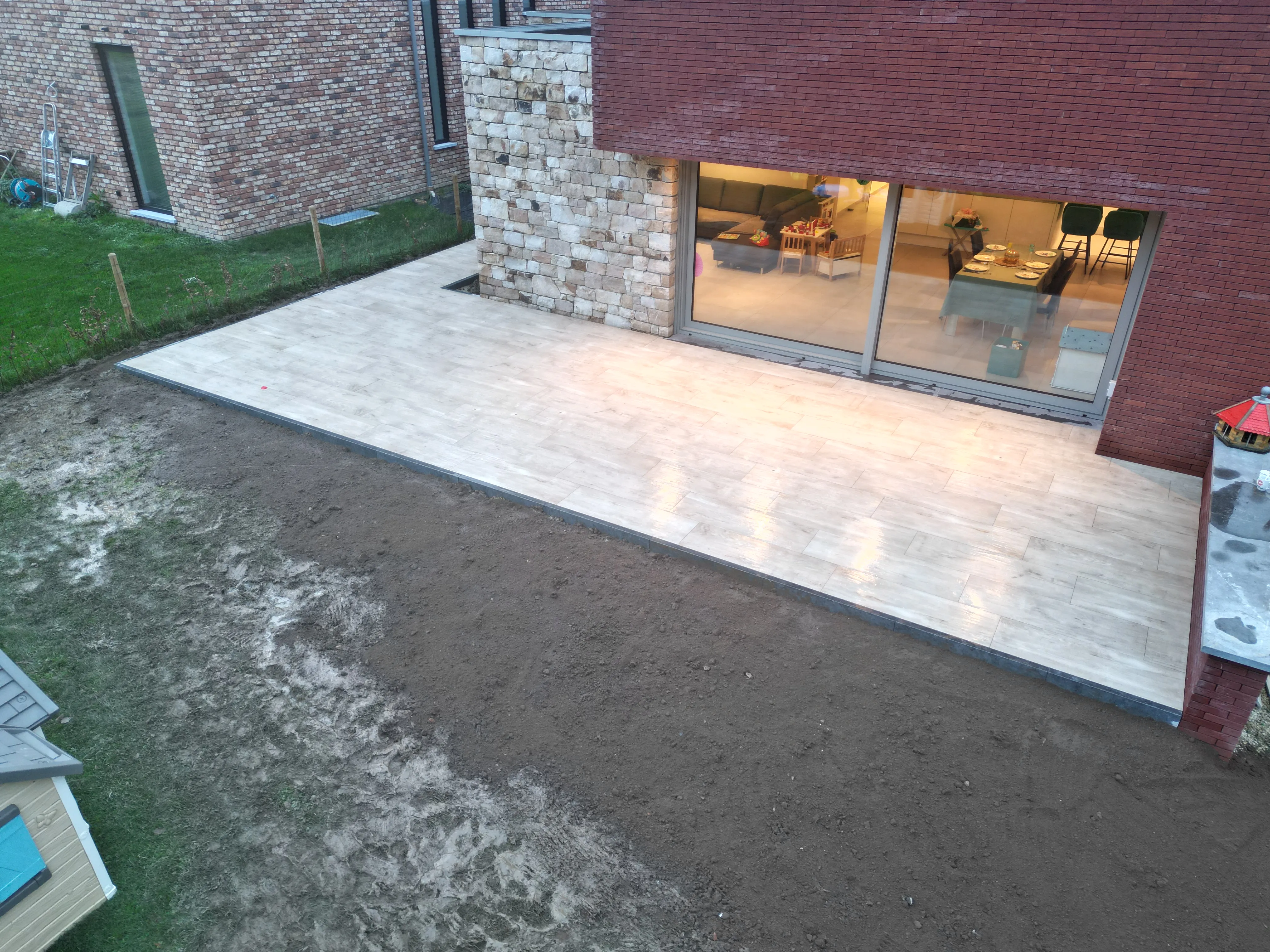 Création d'une terrasse en carrelage céramique à Montzen - Pavage