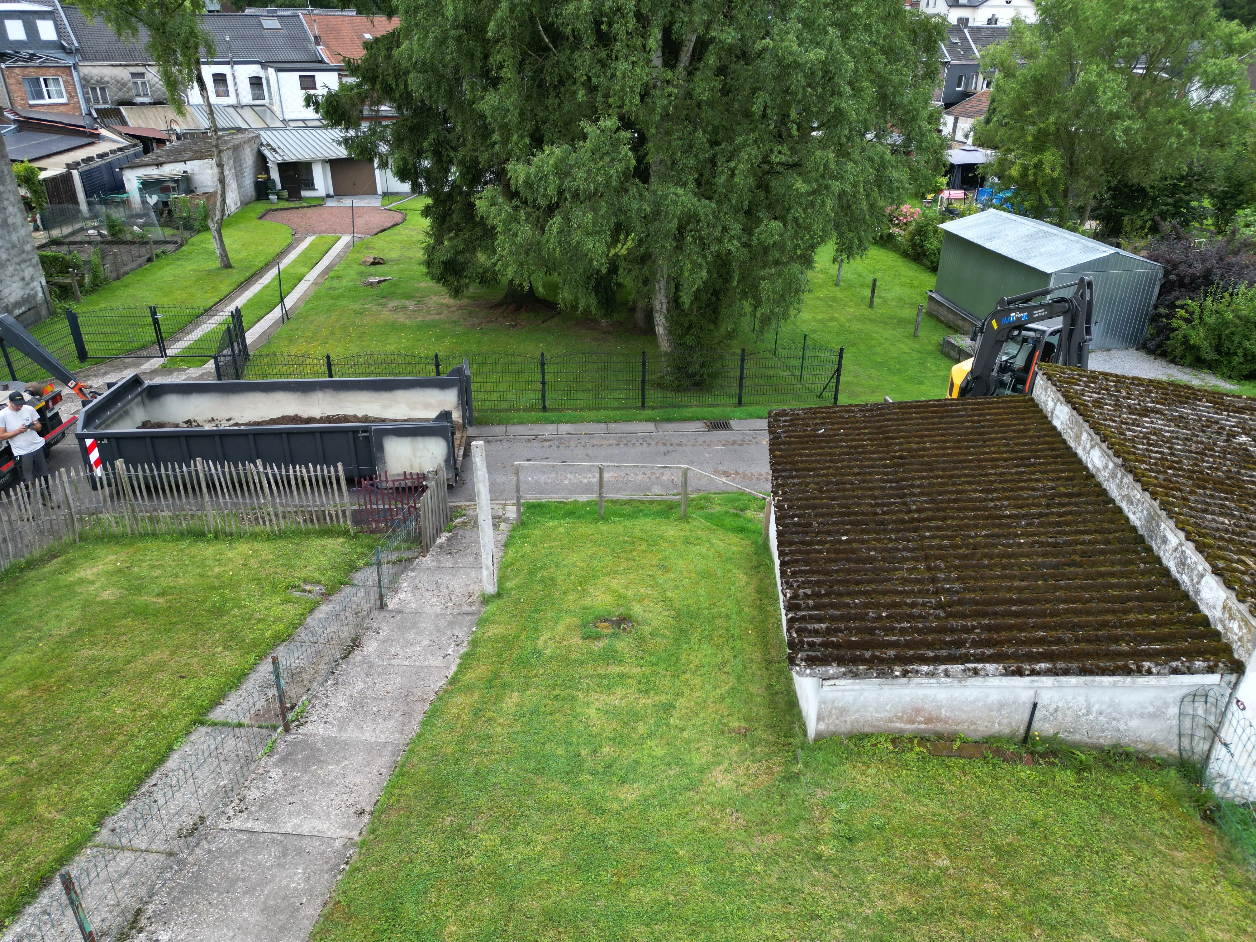 Abattage d'un vieux garage et création de places de parking à Gemmenich - Maçonnerie et Terrassement