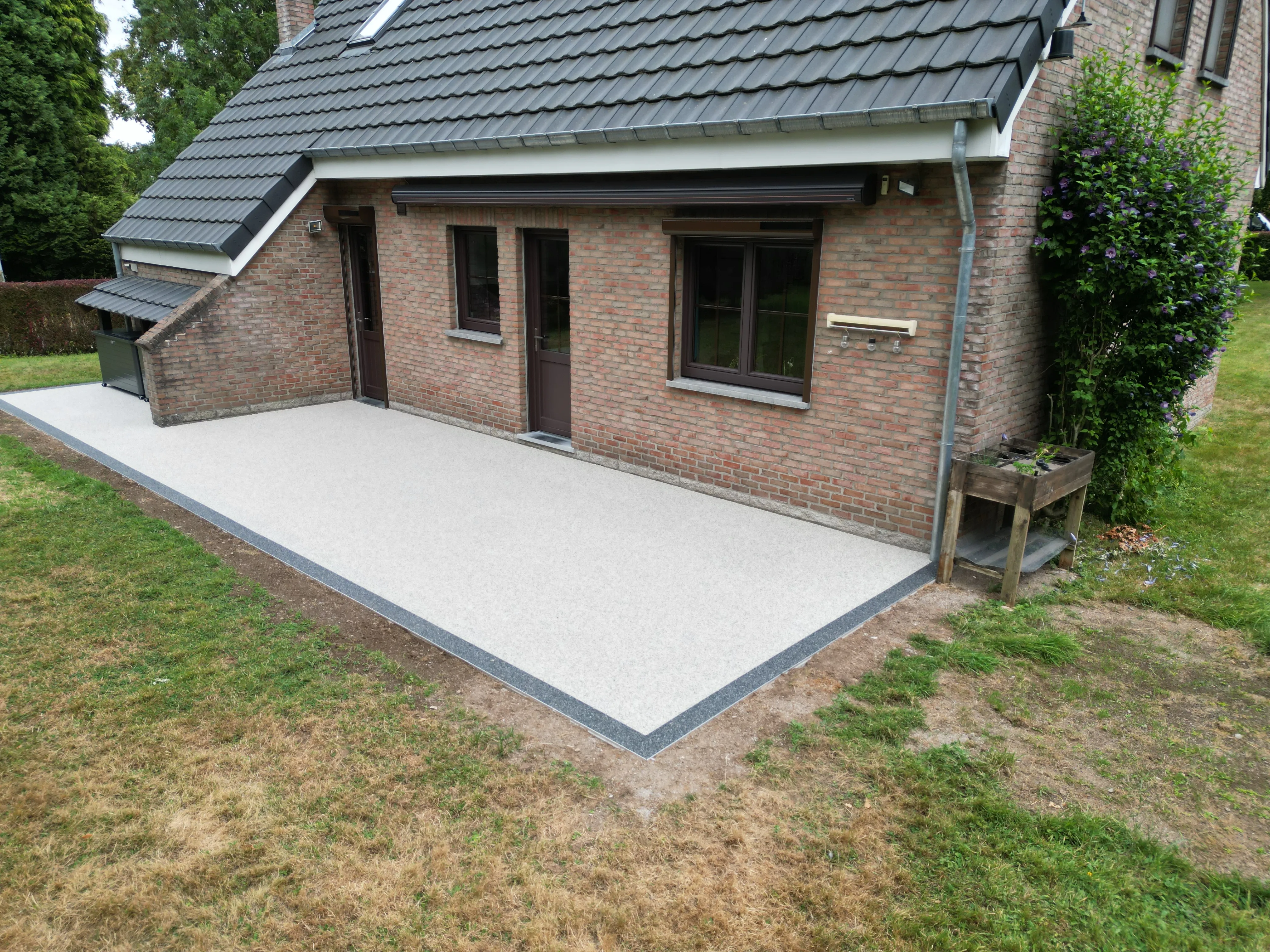 Terrasse en tapis de pierre réalisée par Max Pavage