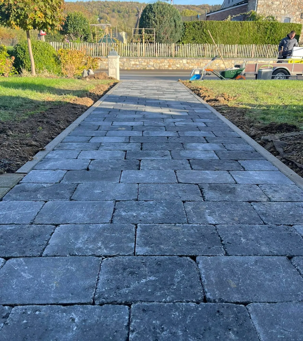 Entrée piétonne rénovée par Max Pavage à Plombières